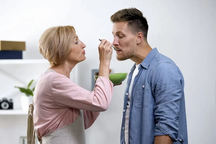 comment reconnaître un fils à maman mere gate sonfils etlui donne cuillere danslabouche