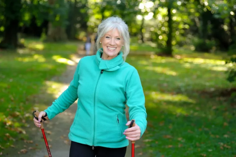 comment s'habiller pour faire de la marche nordique femme enveste vert