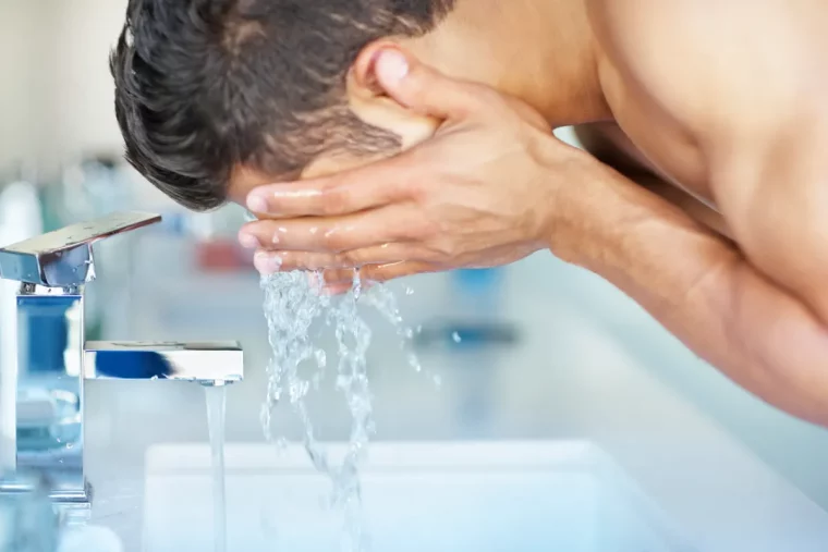 pourquoi il ne faut pas rester longtemps sous la douche homme selave levisage