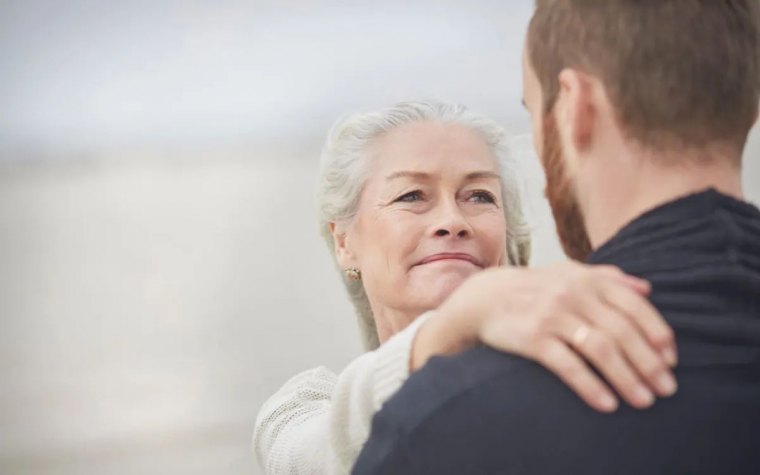 pourquoi mon fils ne maime pas femme lamain sur lepaule de son fils