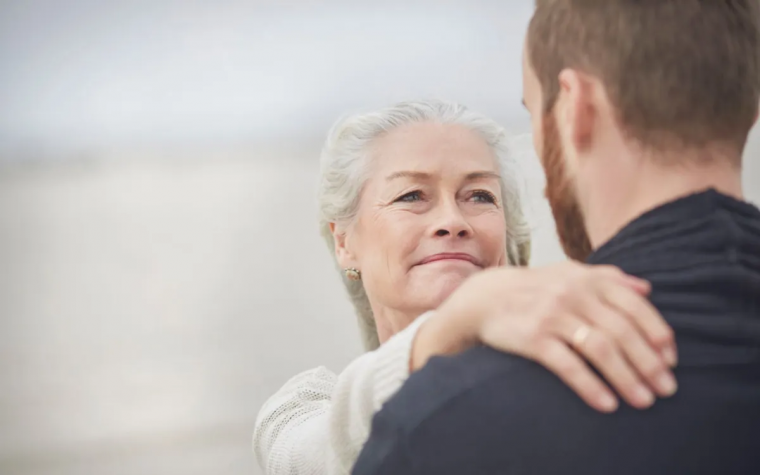 pourquoi mon fils ne m'aime pas femme lamain sur lepaule de son fils