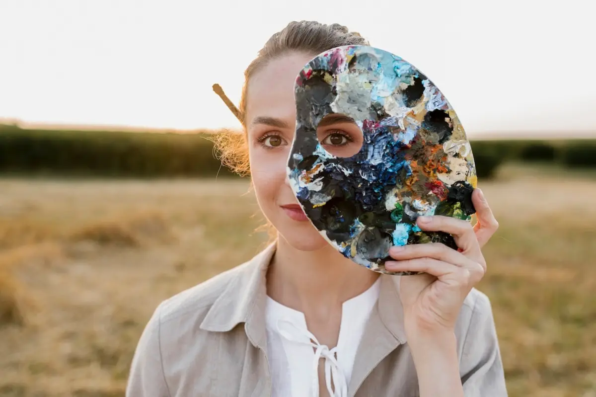artiste creativite peinture palette couleurs femme cheveux attaches nature