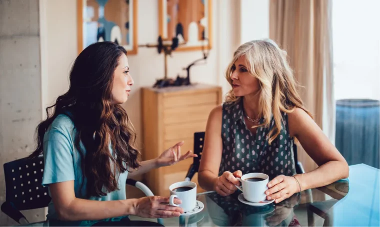 bien faire le ménage dans son appartement deuxfemmes boivent ducafe