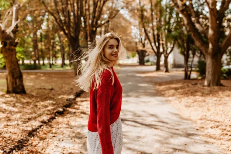 blouse rouge promenade parc arbres feuilles sechees automne femme blonde