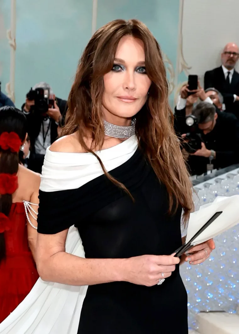 carla bruni met gala en robe en noir et blanc a voile