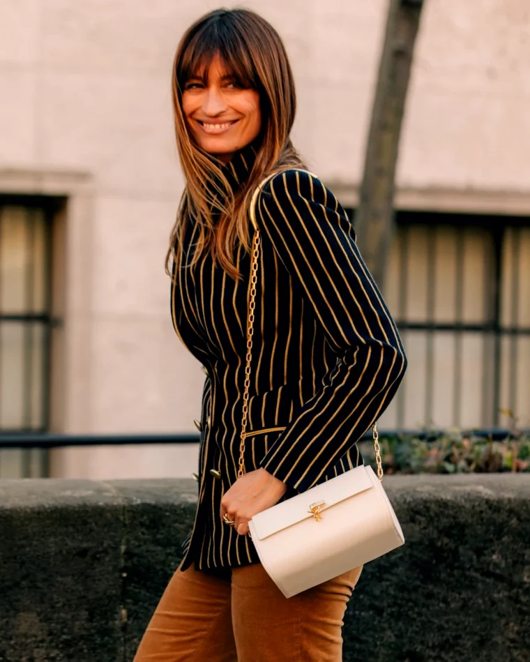 caroline de maigret style blazer femme mode sac blanc