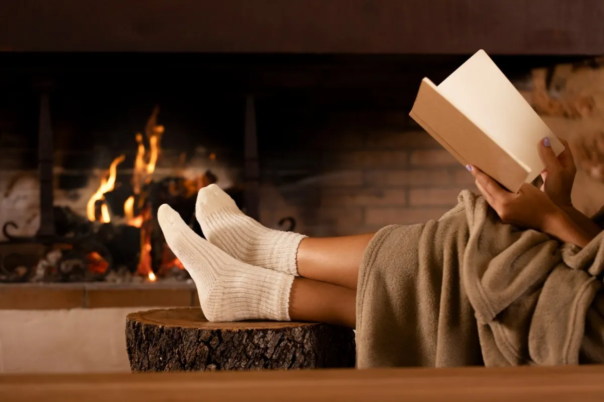 chaussettes plaid livre feu cheminee briques activite automne gratuite