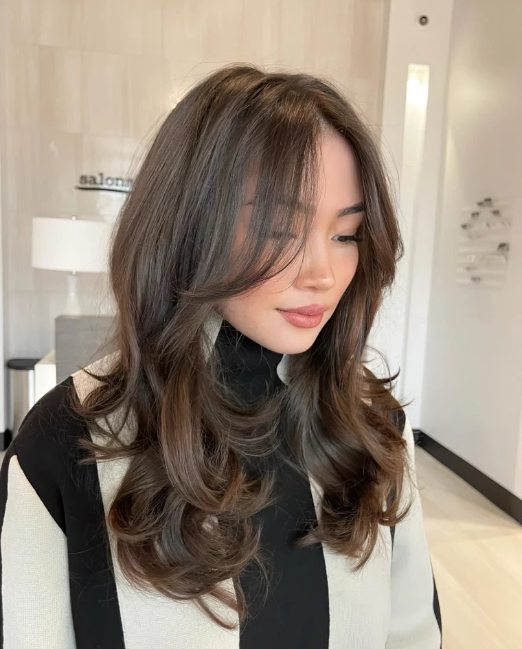 cheveux en couches layers rideau frange brunette coupe tendance