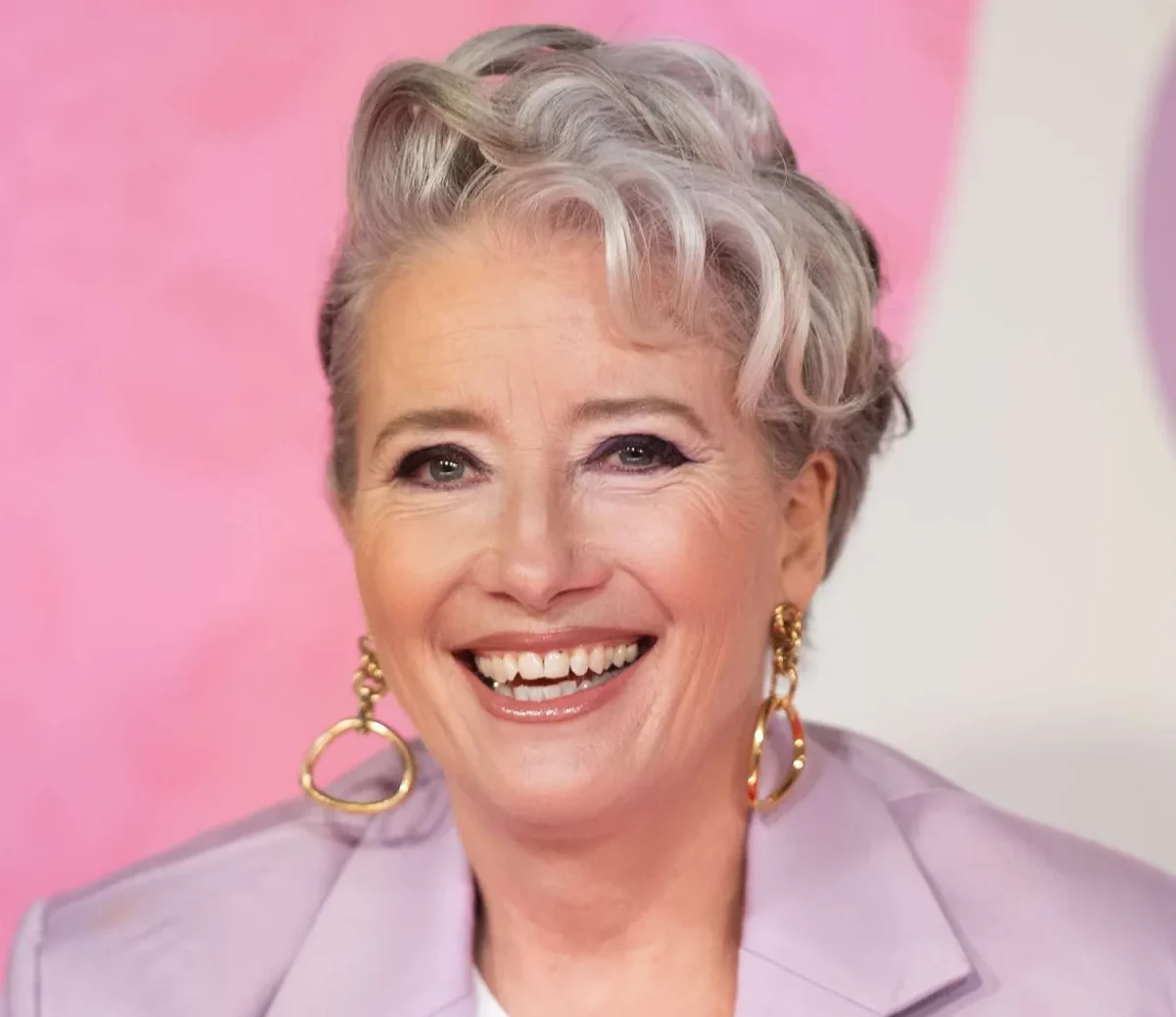 cheveux gris déradé femme coupe asymetrique pixie long femme 60 ans cheveux gris déradé femme coupe asymetrique pixie long femme 60 ans