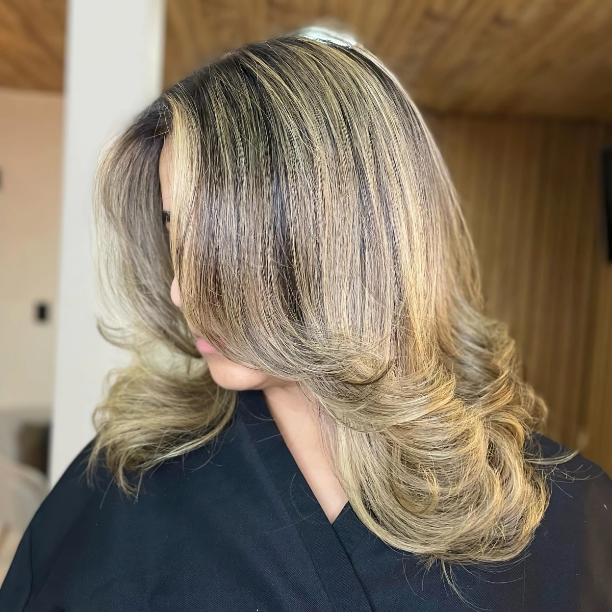cheveux pointes ondulees balayage blond racines foncees coiffure facile brushing