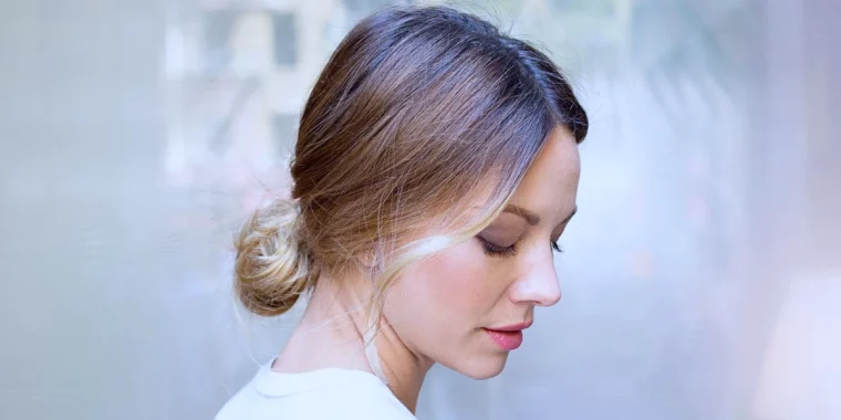 chignon bas coiffure elegante femme brune