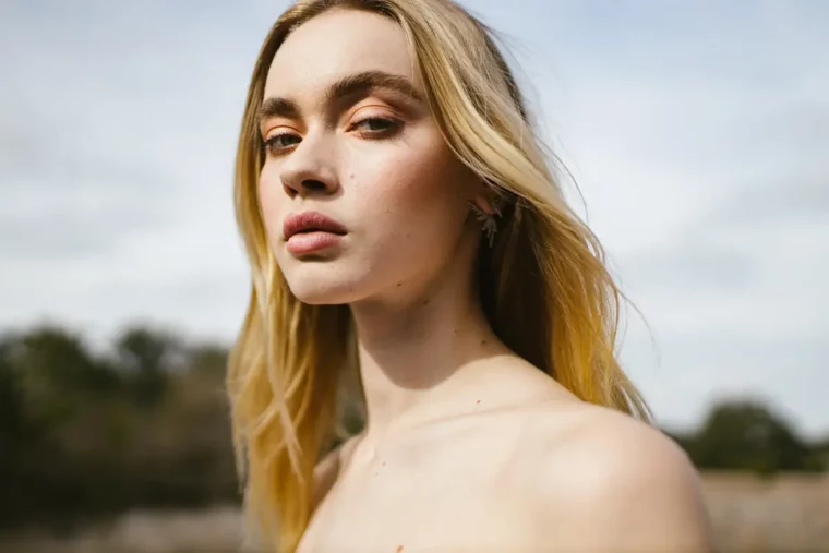 coloration blonde cheveux longs femme nature yeux maquillage ombre couleur orange