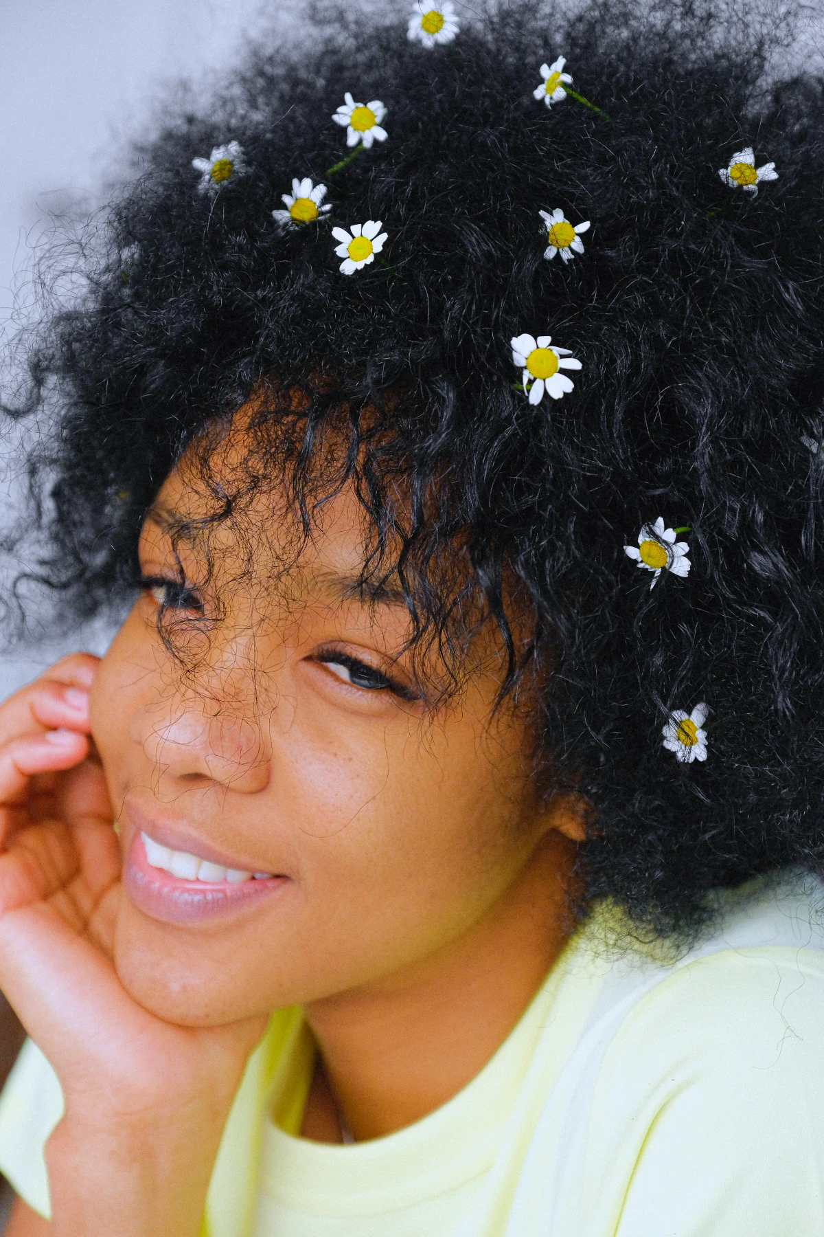 conseils pour avoir de beaux cheveux femme noire fleurs blanches dans les cheveux