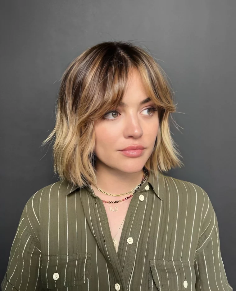 coupe carre epaule coloration meches blondes frange rideau