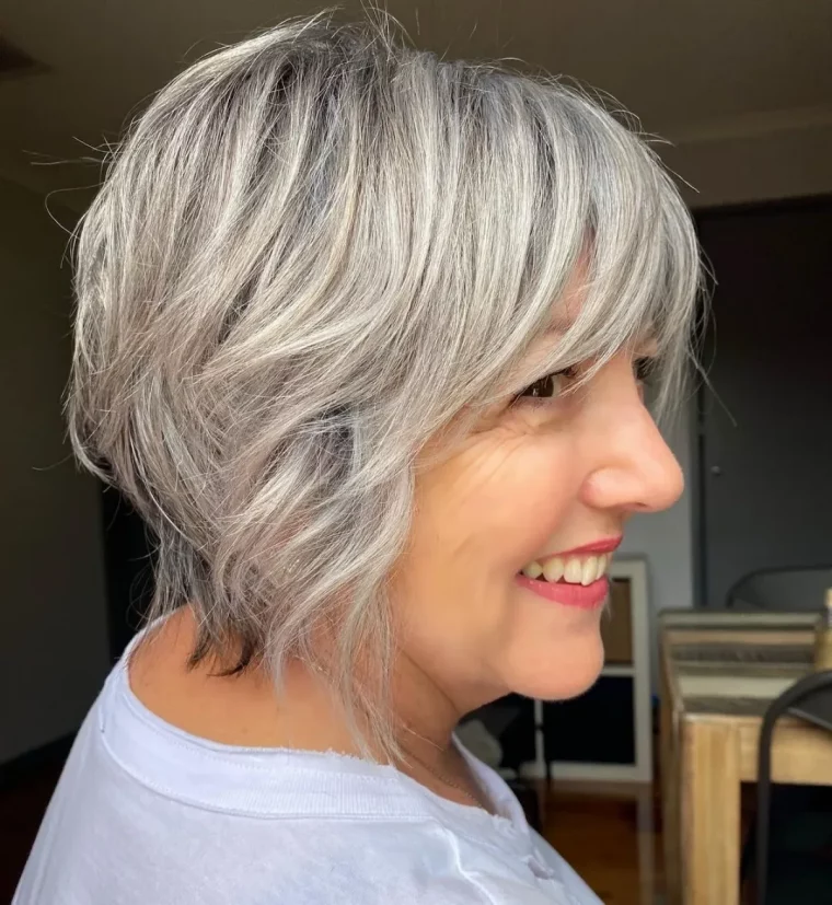 coupe cheveux gris femme 60 ans carré court plongeant avec frange