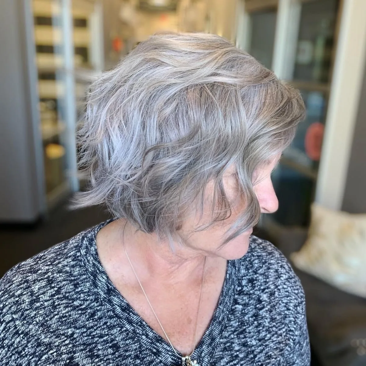 coupe courte cheveux gris nature carré court femme 60 ans dégradé
