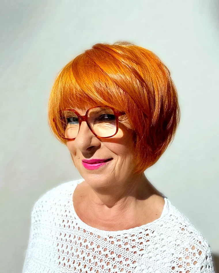 coupe courte et double menton femme 60 ans cheveux roux avec lunettes