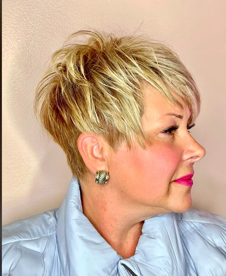 coupe courte femme 50 ans blonde avec un double menton