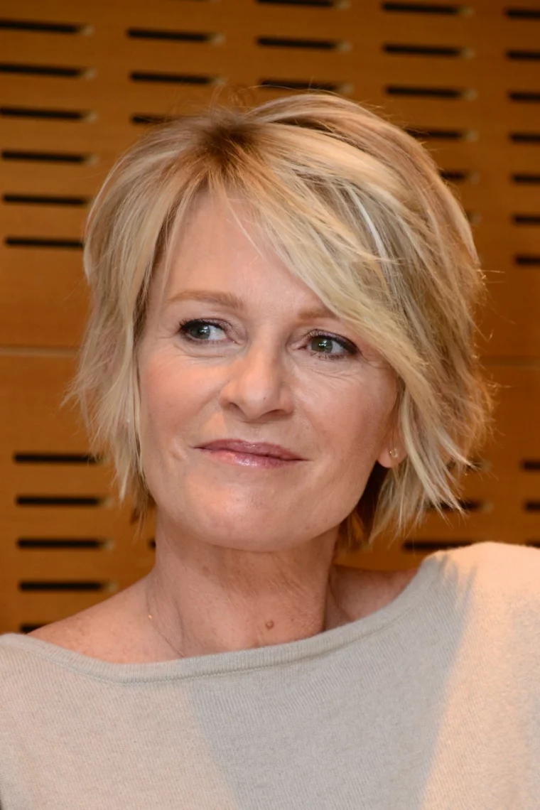 coupe courte sophie davant cheveux blonds tendance femme 60 ans