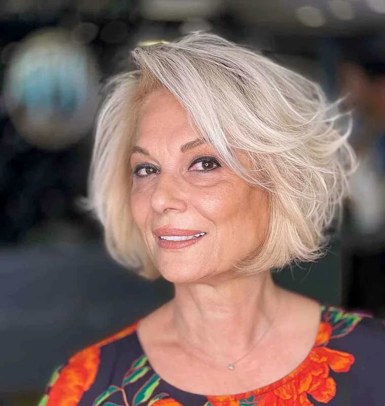 coupe courte volume femme 60 ans cheveux blonds