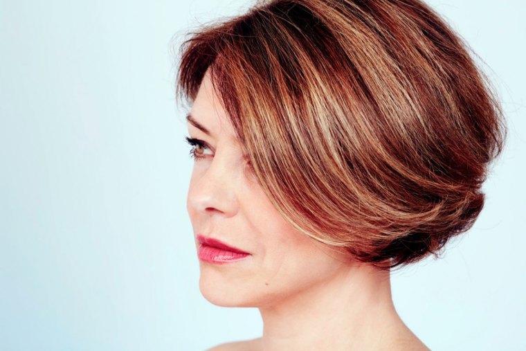 coupe de cheveux courte bob femmes au rouge a levres