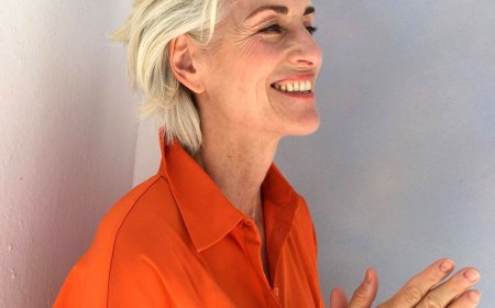 coupe de cheveux tendance 2023 pour femme de 50 ans pull orange