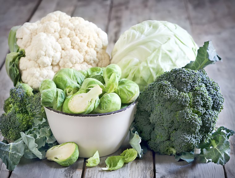 de gauche a droite un chou brocoli un chou pomme choux de bruxelles dans un bol en metal et chou fleur et un peu de brocolis