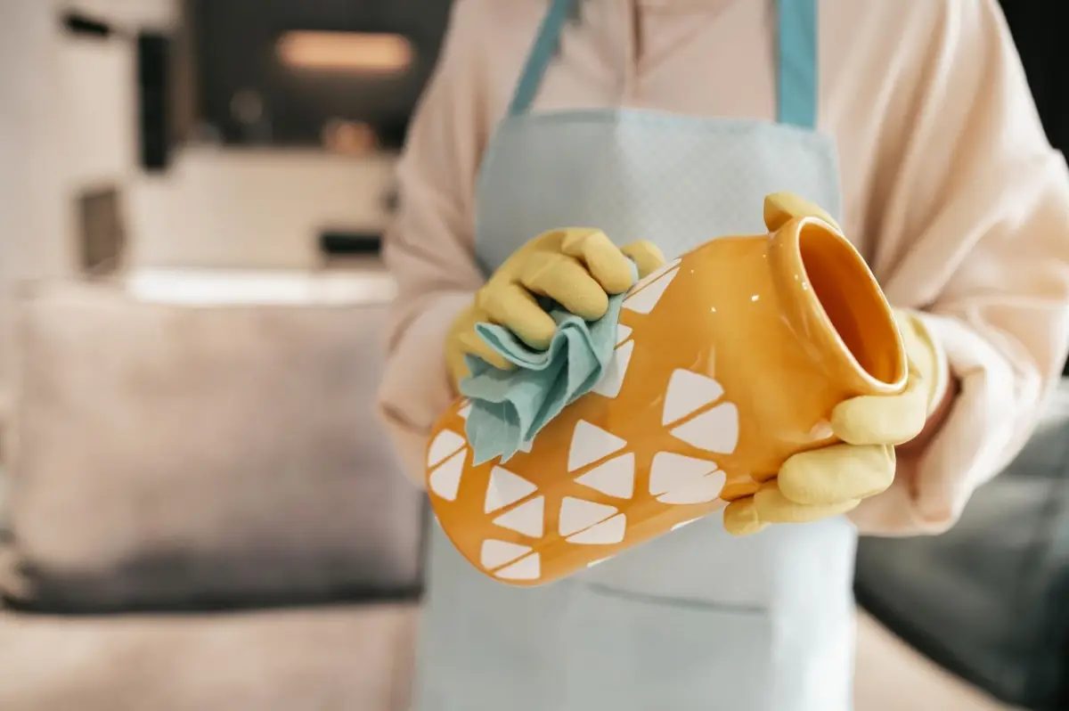 depoussierage vase orange gants nettoyage femme taches menage torchon