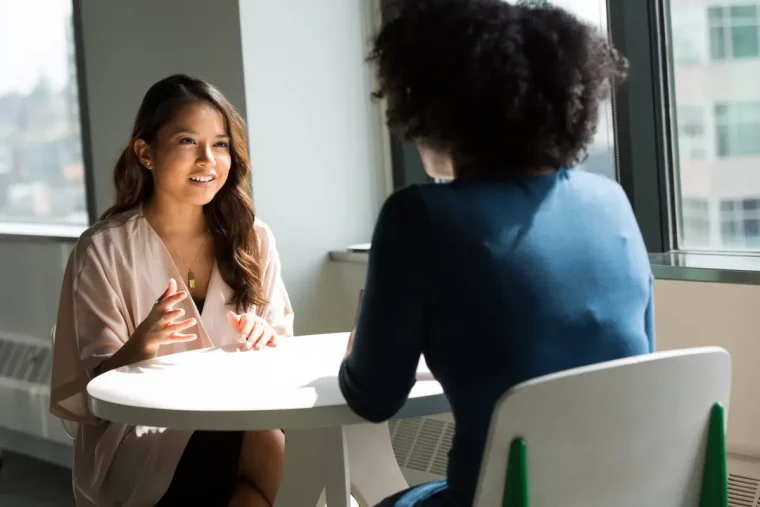 discussion conversation table ronde femme cheveux longs boucles soleil fenetre lumiere