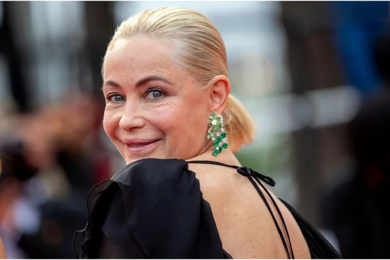 emmanuelle beart coiffure chic femme 60 ans