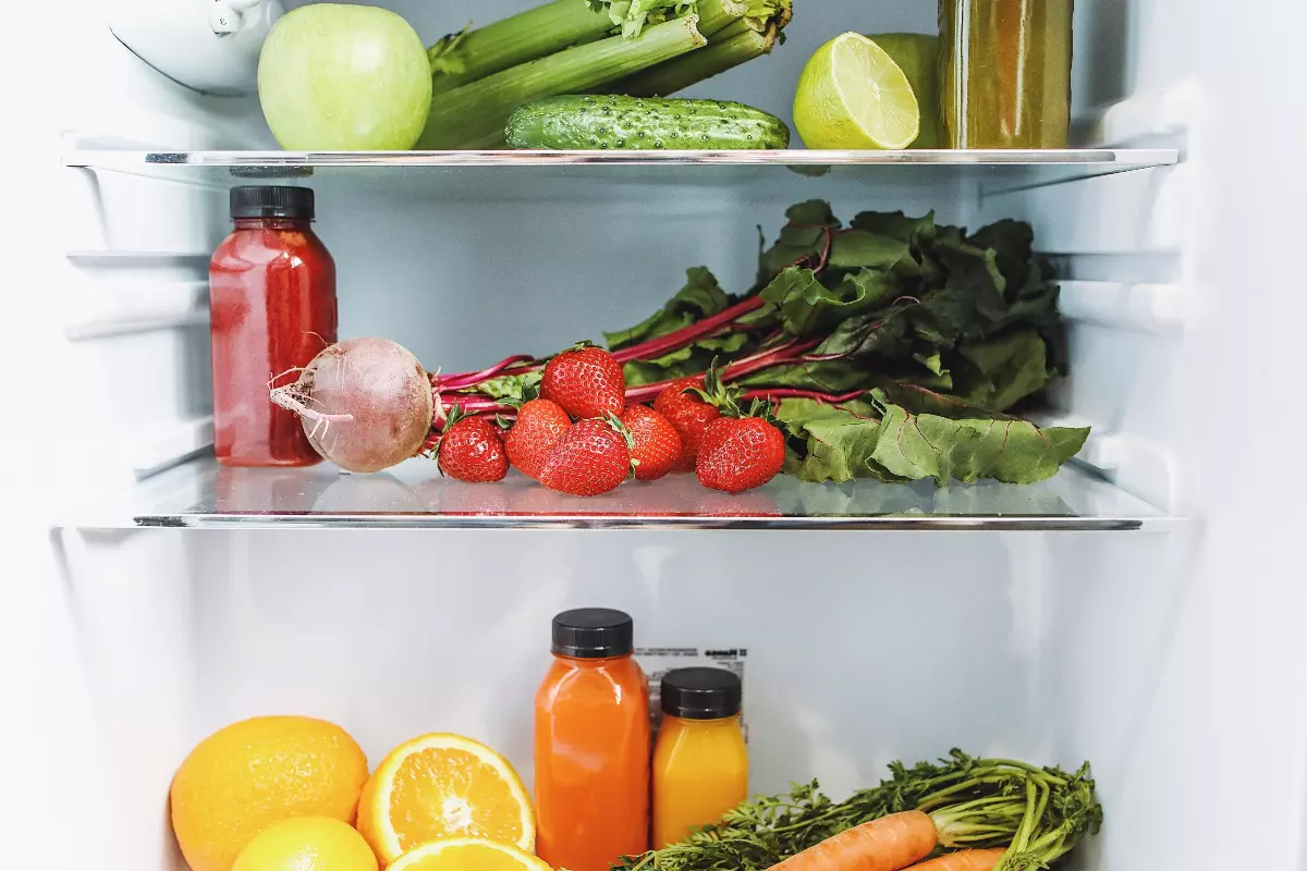 etageres d un refrigerateur remplies de fruits et legumes