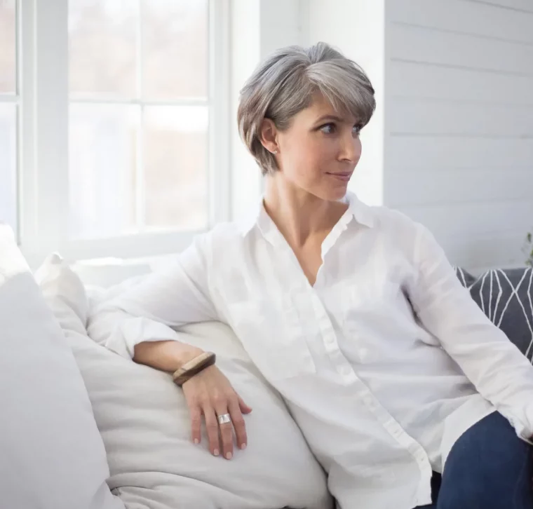 exemple de coupe de cheveux gris court pixie femme 60 ans