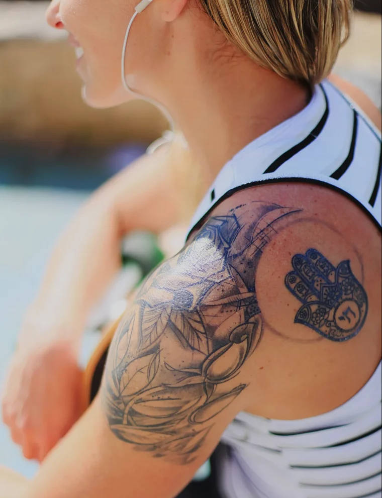 exemple de tatouage main de fatima symbole spiritualité et protection