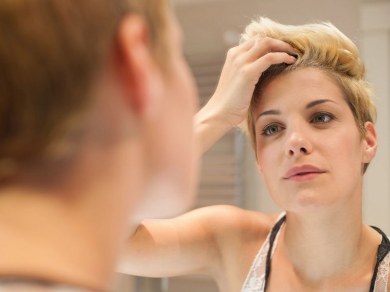 femme aux cheveux blonds yeux bleus clair coupe de cheveux pixie