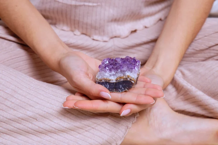 femme qui tient un ametyste violet