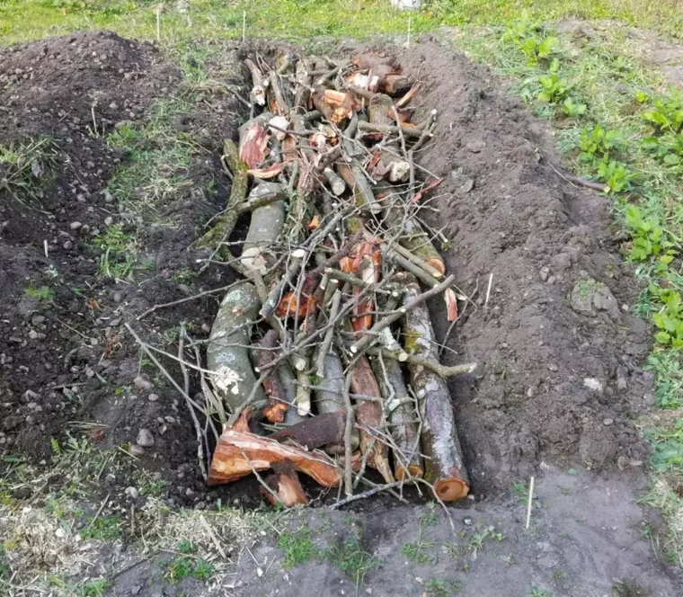 fosse rempli de debris du jardin pour la base de la motte de culture