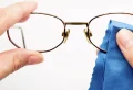 Comment enlever des rayures sur des verres de lunettes de vue ou de soleil ? Conseils d’opticiens