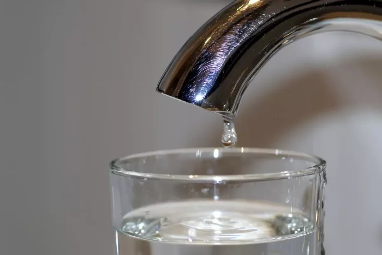 gros plan avec un verre d eau sous un robinet