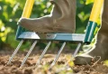 Comment aérer la terre de son jardin sans la retourner : méthodes pratiques