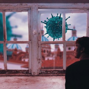 homme de dos regardant par une vieille fenetre la formes d un virus vert sur le fond de la ville
