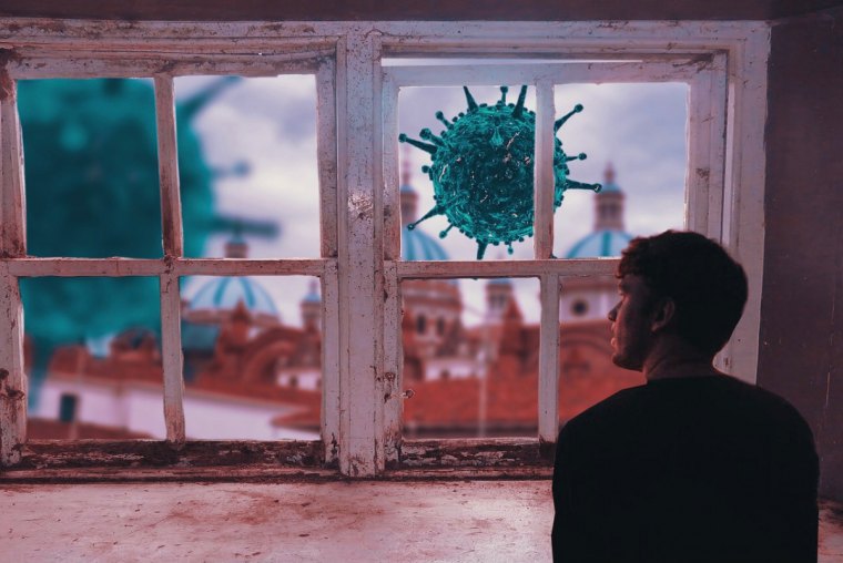 homme de dos regardant par une vieille fenetre la formes d un virus vert sur le fond de la ville