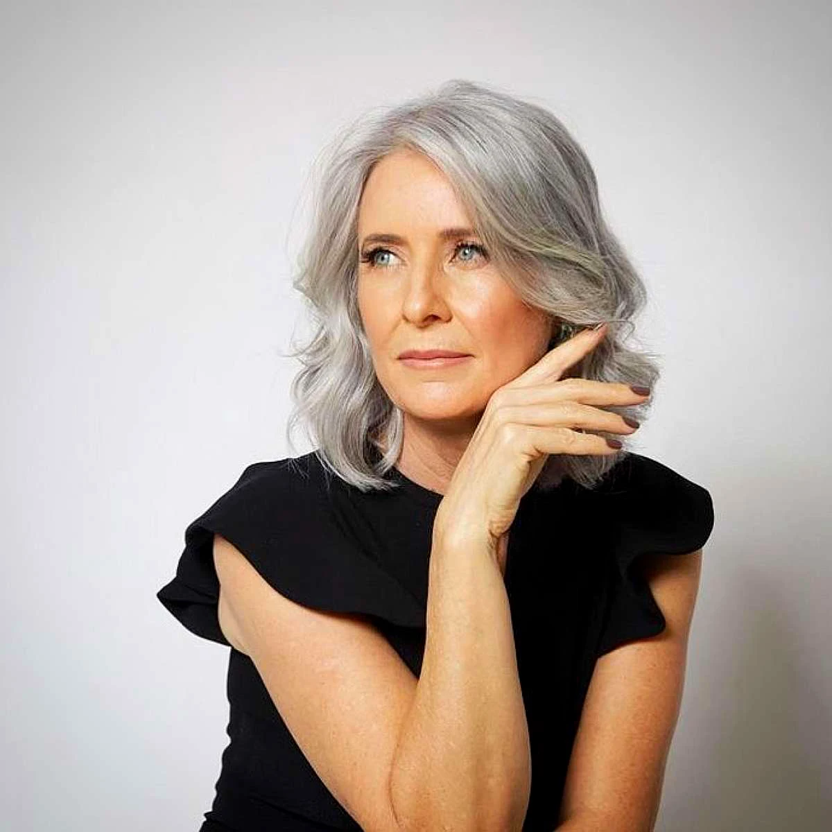idee de coupe cheveux gris femme 60 ans