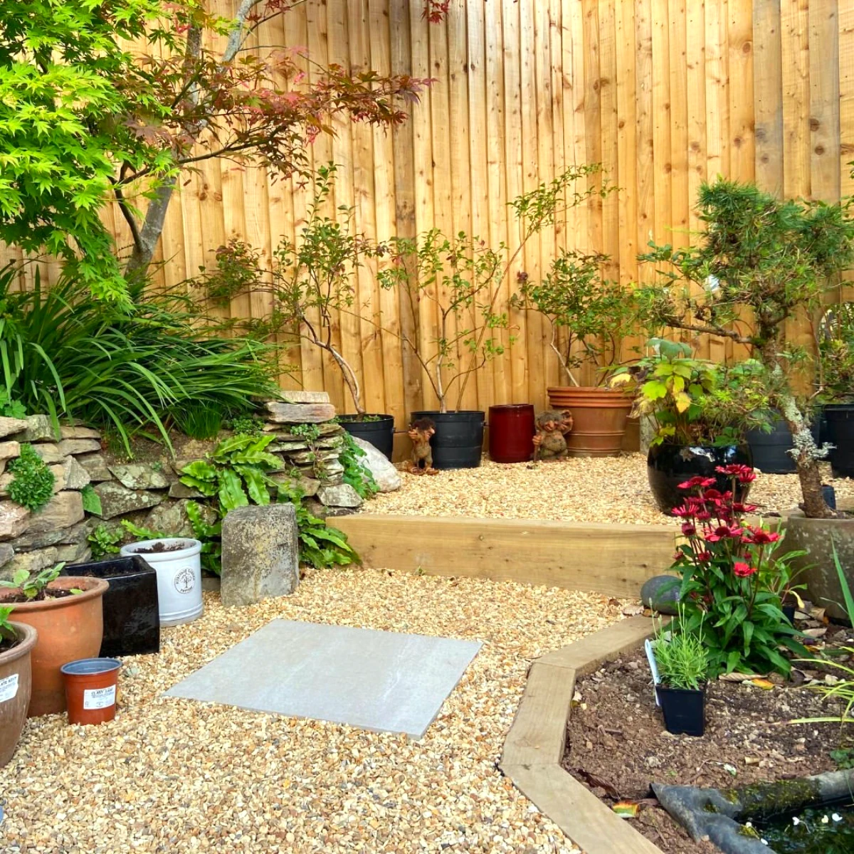 idee de jardin avec cailloux cloture en bois plantes vertes