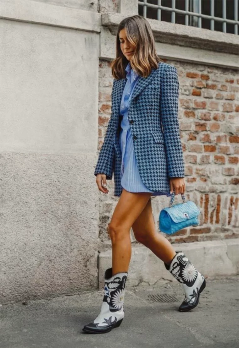 idee de tenue avec des santiages blazer blue femme mode 2023