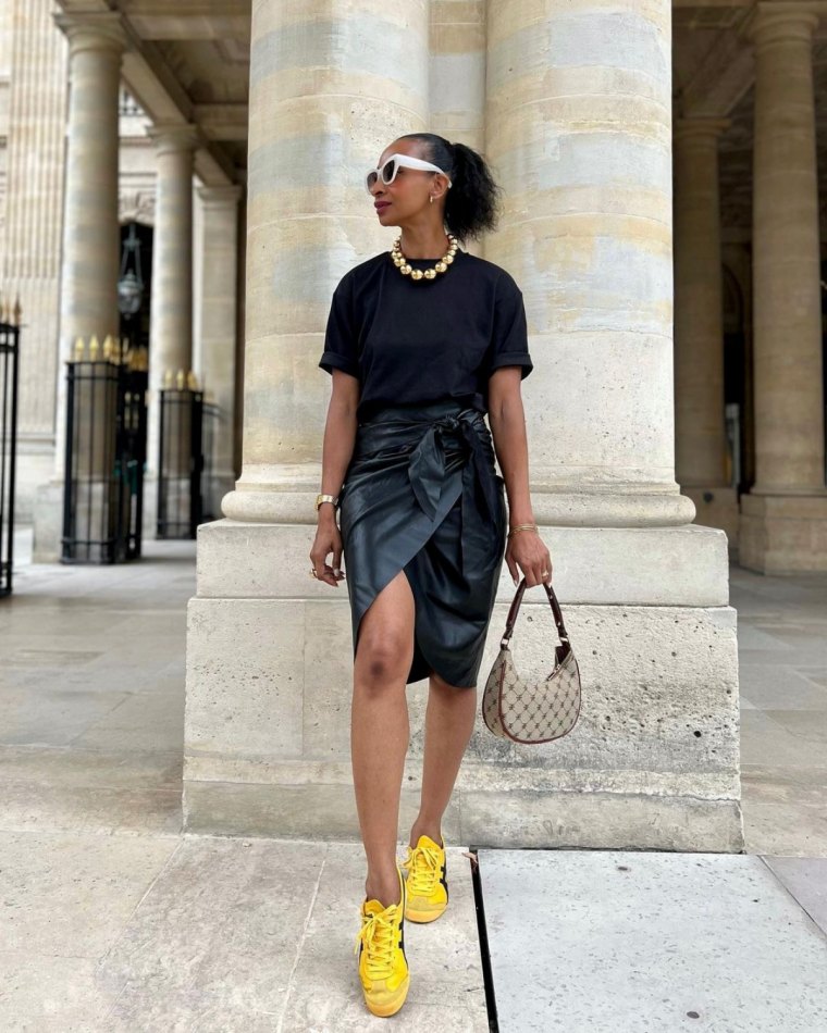 idee de tenue noire avec des baskets jaune femme 40 ans tendance