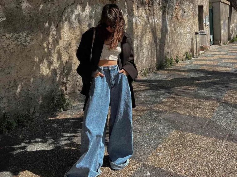 jeans baggy bleus crop top blanc veste oversize noir