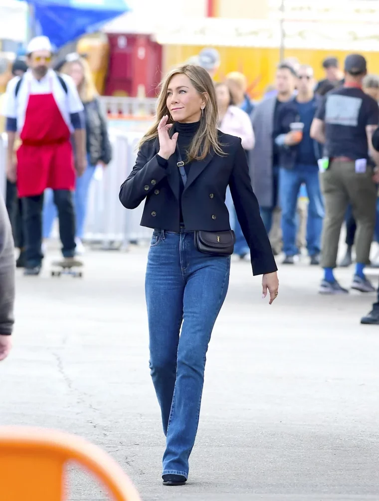 jennifer aniston en jeans classiques et veste courte noire