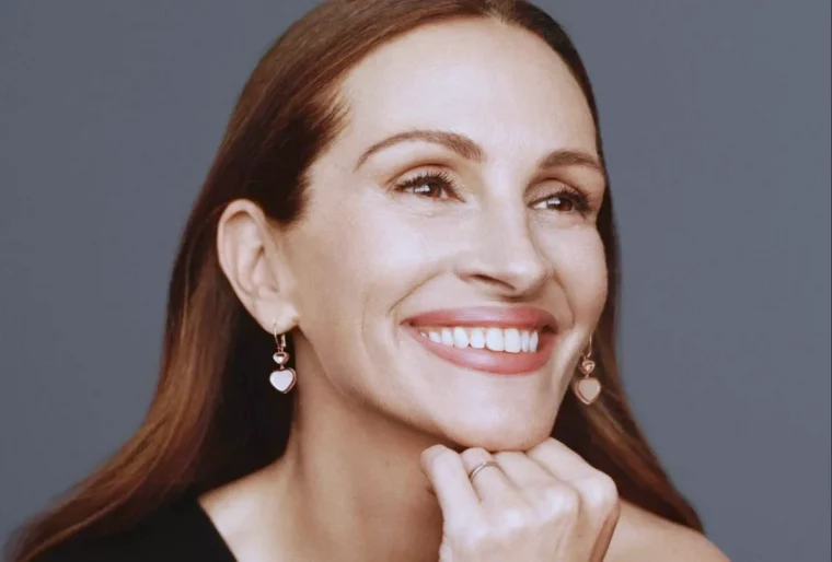 julia roberts coiffure chic femme 50 ans boucles d oreilles