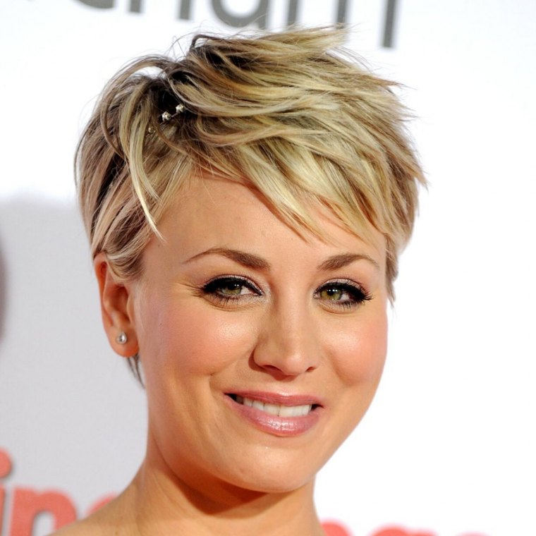 kaley cuoco coupe de cheveux courte pour cheveux blonds