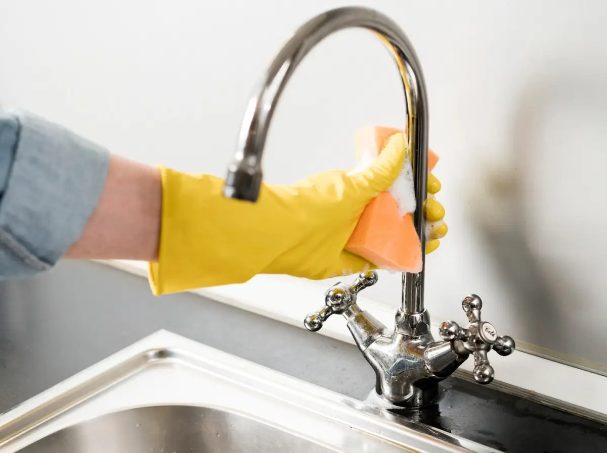 lavabo robinet inox gants caoutchouc eponge nettoyage salle de bain Comment nettoyer sa maison en 15 minutes par jour